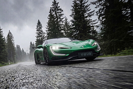 Китайский Yangwang U9 перекрасился к чужому Новому году