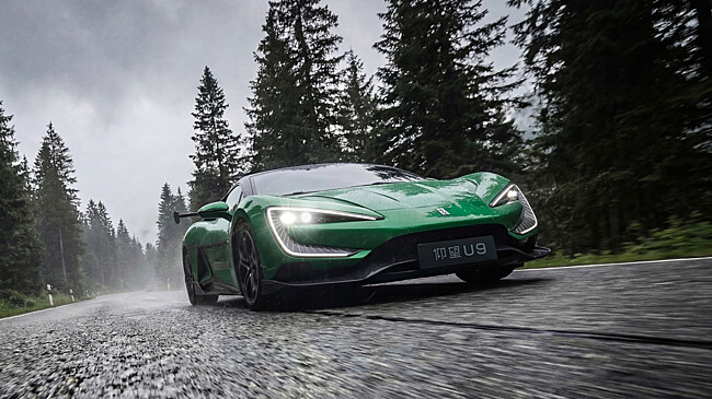 Китайский Yangwang U9 перекрасился к чужому Новому году