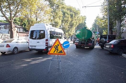 В Краснодаре приступили к расчистке ливневки на улице Ставропольской