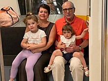 Эммануил Виторган отдыхает с женой и дочерьми в Греции