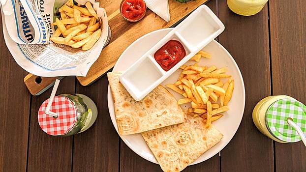 Приводят к гипертонии и отекам: врач назвала убивающие сосуды продукты