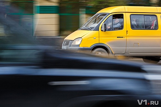 В Волжском легковушка и маршрутка «убежали» с места аварии