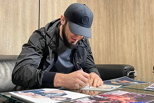 Перчатки с подписями Махачева и Нурмагомедова проданы на благотворительном аукционе