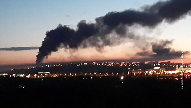 Крупный пожар произошел на складе в Красноярске