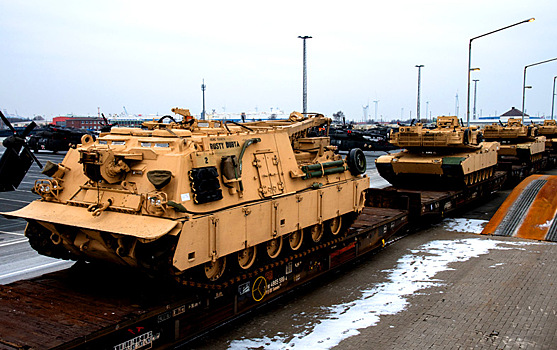 Разгрузка военной техники США в Восточной Европе
