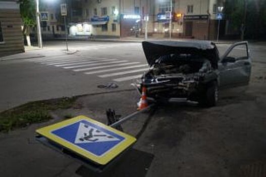 В Орле иномарка въехала в ВАЗ, который потом врезался в дорожный знак