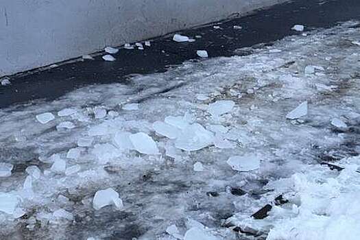 В Краснодаре мужчина попал в больницу после падения глыбы льда с крыши