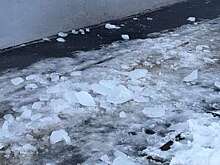 В Краснодаре мужчина попал в больницу после падения глыбы льда с крыши