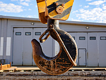 Строительный кран провалился под землю во дворе жилого дома в Красноярске