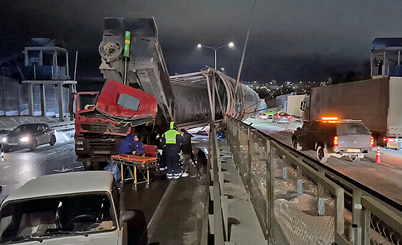 Грузовик протаранил пешеходный мост на трассе "Дон"