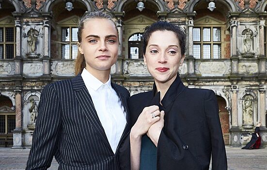 Высокие отношения! Кара Делевинь помогает своей бывшей девушке с альбомом