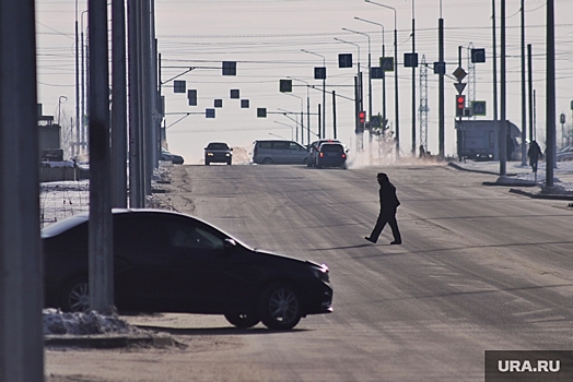 В ХМАО водитель чуть не задавил лежащего на дороге мужчину