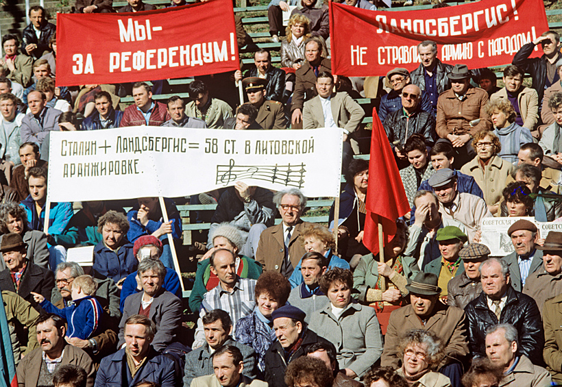 В Латвии, Эстонии и Молдавии, несмотря на отказ местных властей поддержать референдум, люди голосовали на заводах и в воинских частях.  Митинг, организованный интернациональным политическим движением "Единство" ("Vienybe" - "Единство" - "Jednosc"), против выхода Литвы из состава СССР. 