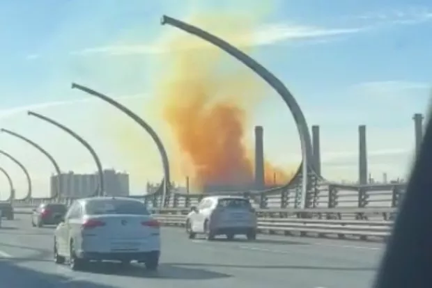 Над Кировским заводом в Петербурге заметили рыжий дым