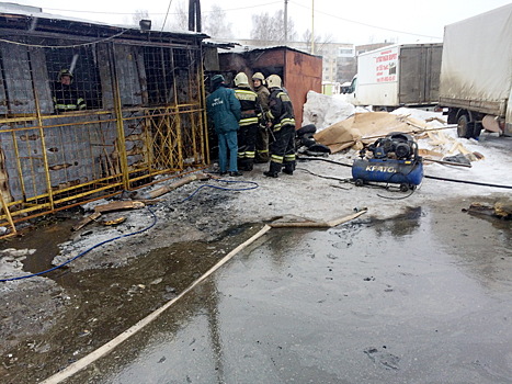 В Костроме загорелось здание шиномонтажа