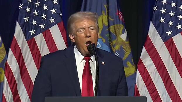 Трамп неожиданно стал рычать в микрофон на пресс-конференции в Белом доме