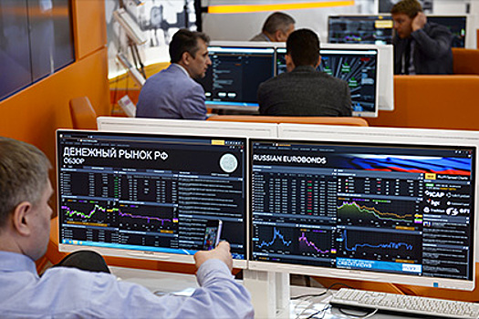 Рынок акций РФ торгуется в "боковике" вслед за нефтью