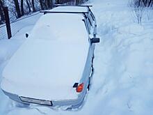 Машина челябинки до сих пор находится в снежном плену в саду