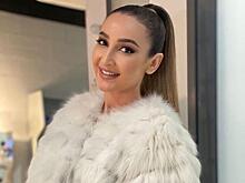 Как стильно носить спортивную кофту с женственными босоножками, показала Ольга Бузова