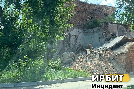 В Ирбите обрушился старинный дом-памятник