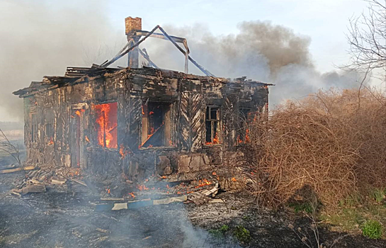 За трое суток спасатели потушили в районе 30 пожаров, в том числе 18 возгораний сухостоя