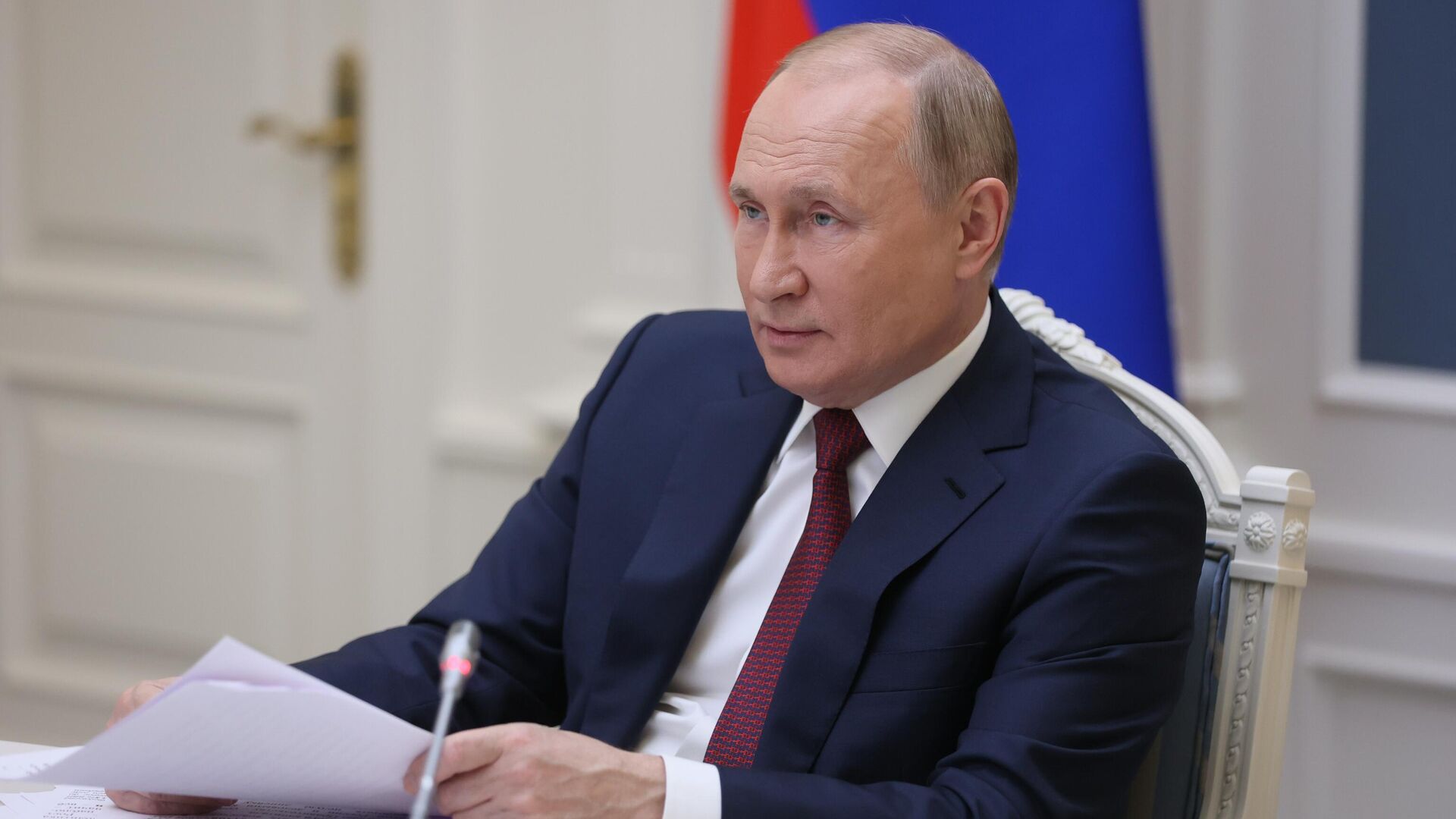 Путин продлил ответные меры России на санкции