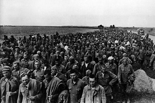 «Одеты в шинели без петлиц, на рукаве — треугольник желто-голубого цвета»