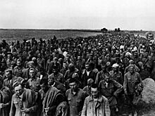 «Одеты в шинели без петлиц, на рукаве — треугольник желто-голубого цвета»