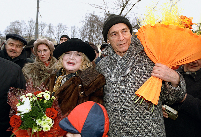 Народные артисты СССР Татьяна Доронина и Василий Лановой на церемонии закладки своих именных плит на Всероссийской киноаллее Славы киноконцерна "Мосфильм", 2004 год