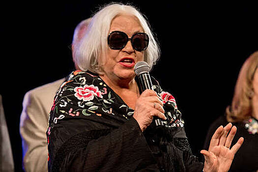 Актриса Федосеева-Шукшина призналась, что внучка заблокировала ее в телефоне