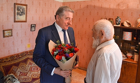 Старейшего жителя Воронежа со 100-летним юбилеем поздравил сенатор Сергей Лукин