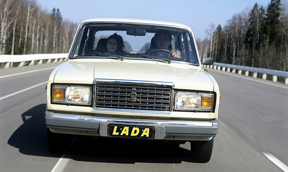 ВАЗ-2107 – одна из последних моделей «классики». Автомобиль выпускался до 2012 года. В марте 2017 года аналитическое агентство «Автостат» провело исследование и выяснило, что этой моделью управляли 1,75 миллионов россиян. Стоил этот автомобиль 9720 рублей (1205280 рублей).