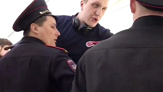 Снятому с рейса из-за слишком длинных ног волейболисту грозит суд