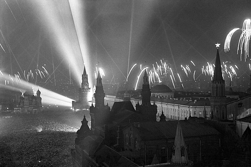 Праздничный салют над Кремлем в День Победы Советского Союза над нацистской Германией в Великой Отечественной войне, 9 мая 1945 года