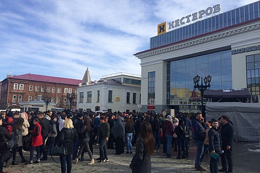 Жители Уфы устроили давку за бесплатными бургерами