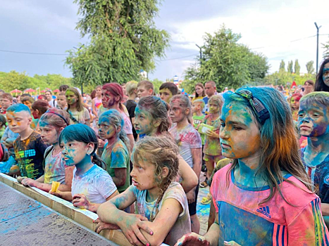 Квест-игра и фестиваль красок: в Зверево с размахом отпраздновали День молодежи