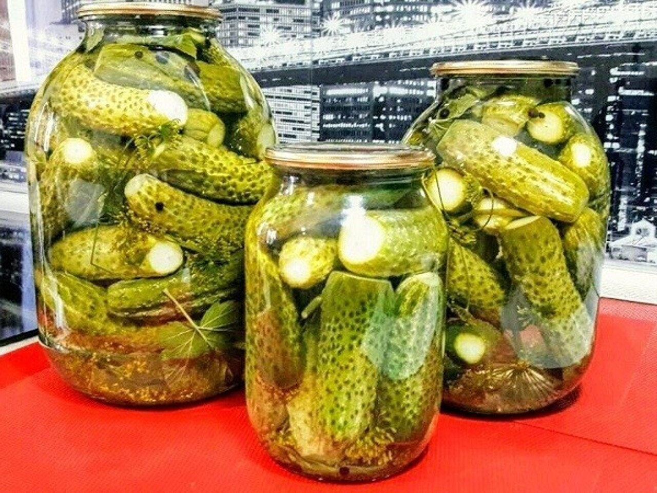 Огурцы на зиму с уксусом. Огурцы на зиму с закручивающейся крышкой. Соление огурцов в банках. Маринованные огурцы в банках с закручивающимися крышками. Огурцы на зиму с закручивающейся крышкой.