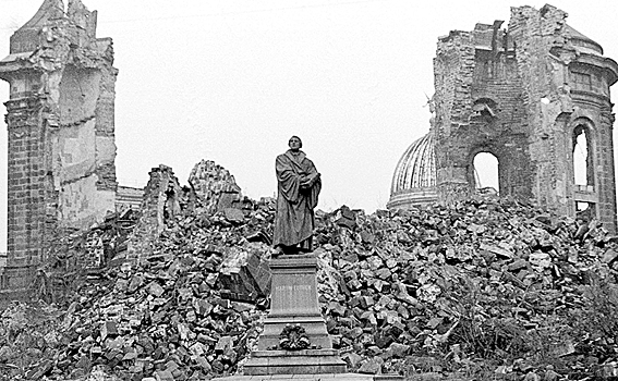 Фрауэнкирхе (церковь Богоматери) в Дрездене, 1945 год