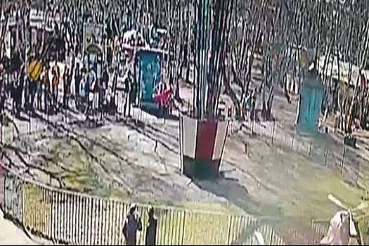 В Омске женщина вылетела с аттракциона и упала на асфальт