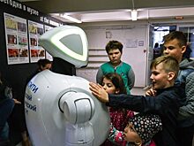 Робот-андроид читает лекцию о цифровой экономике красноярским школьникам