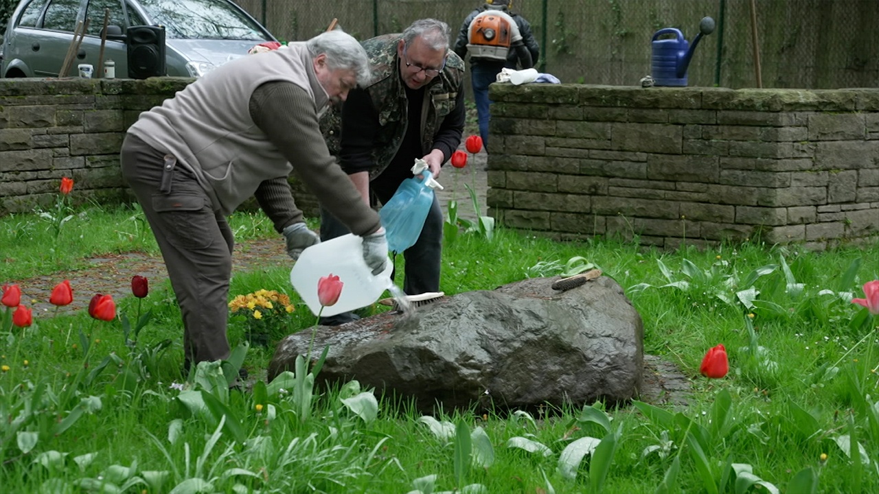 Волонтеры привели в порядок воинские захоронения на кладбище в Дюссельдорфе