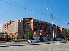 Гостиницу "Дели" в Екатеринбурге крушит экскаватор