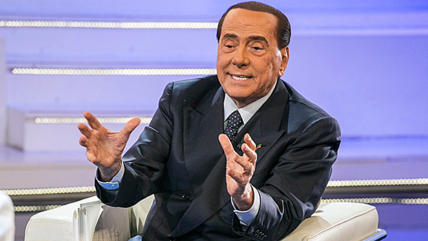 Берлускони назвал не голосующих за него "полоумными"