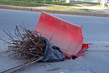 Глубокий провал в Дзержинском районе Волгограда закрыли икебаной из сухих веток