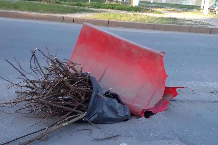 Глубокий провал в Дзержинском районе Волгограда закрыли икебаной из сухих веток