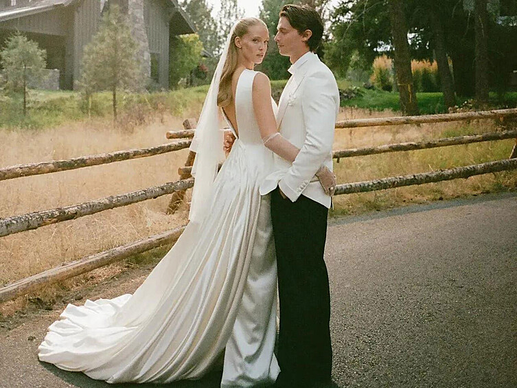 Патрик Шварценеггер и Эбби Чемпион.   Торжество по случаю свадьбы актера и модели растянулось на три дня,. Проходило оно в городе Кер-д'Ален в штате Айдахо и включало репетицию свадьбы, вечеринку с барбекю на ранчо неподалеку от города и, собственно, церемонию, для которой невеста выбрала платье Danielle Frankel.