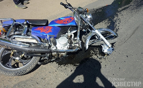Курская область. «Мерседес» протаранил мопед