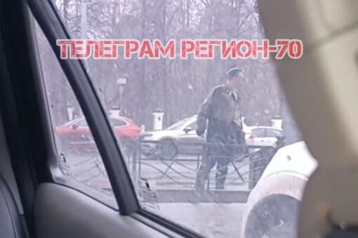 В Томске заметили мужчину, разгуливающего по улице с ножом