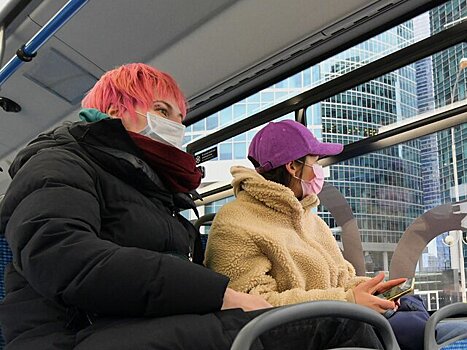 Москвичам посоветовали снимать шапку в транспорте, чтобы избежать перегрева