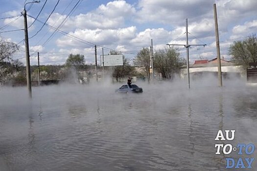 В Харькове прорыв трубы с горячей водой затопил авто с пассажирами